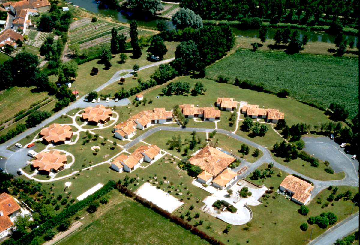 Village Vacances Les Peupliers Poitou-Charentes - Tonnay-Boutonne visuel 2/10 Village Vacances Les Peupliers Poitou-Charentes - Tonnay-Boutonne visuel 2/10